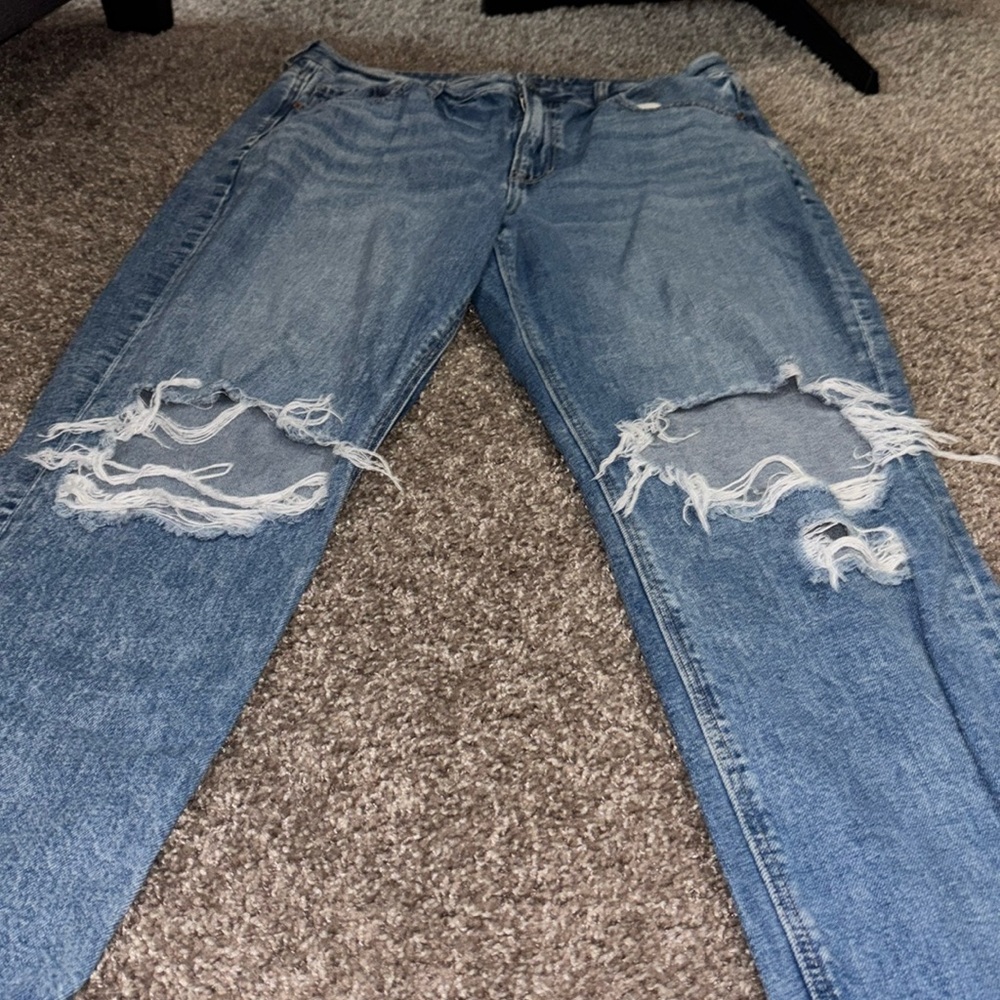 American Eagle Mom Strigid Jean (size 14)